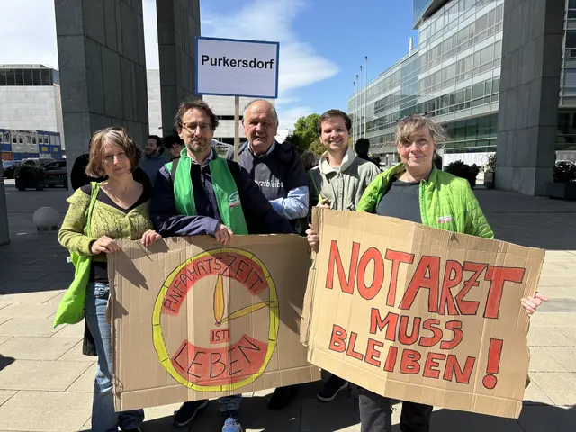 Aus Purkersdorf kamen die Grünen Gablitz und Purkersdorf als Unterstützung, Organisator Edmund Cvak in der Mitte | Foto: Lauren Fahrenberger / MeinBezirk
