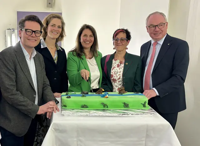 Zur Feier des Tages wird die originelle Torte angeschnitten.  | Foto: MeinBezirk/Birgit Bachhofner