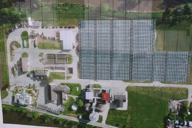 So soll sich nach Fertigstellung das Solarfaltdach HORIZON über die runden Belebungs- und Nachklärbecken spannen. Es wurde speziell für den Einsatz über große Nutzflächen konzipiert. Die bewegliche Überdachung erzeugt bei Sonnenschein Strom und bietet eine Reihe von weiteren Vorteilen. Da die Kläranlage überdeckt wird, hemmt diese Abschattung im Sommer auch das unerwünschte Algenwachstum in den Klärbecken. Die Wartung der Anlage kann vom Tragwerk aus erfolgen. Die Solarmodule werden vor der Schutzposition in eine Wartungsposition gefahren und können so begangen werden. Dafür ist das Trägersystem trittfest ausgelegt.  | Foto: Edith Ertl