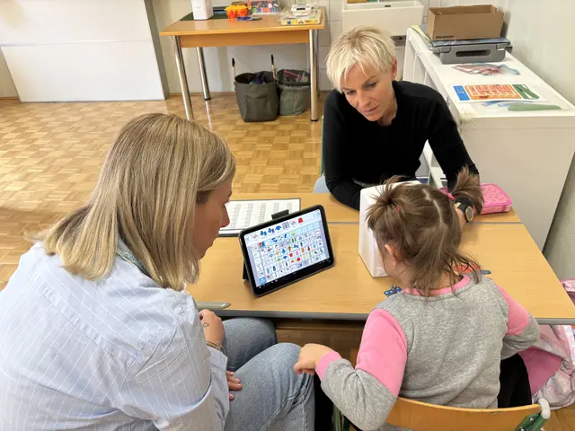 Carina Bloder mit einer Schülerin und Schulassistentin beim Anwenden des Sprachcomputers in Verbindung mit einer Kleidungsstücksuche und einer kleinen Spielwaschmaschine.  | Foto: MeinBezirk/Angelina Koidl