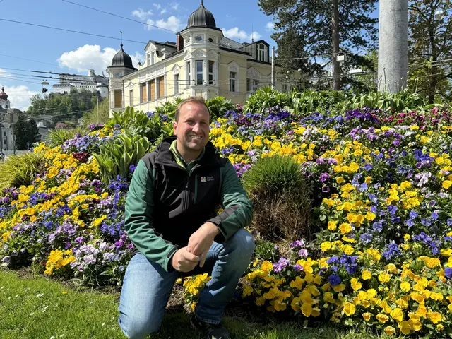 Wie ein farbenfroher Faden ziehen sich bunt blühende Verkehrsinseln und Kreisverkehre durch die Salzburger Stadtteile. Gestaltet und angepflanzt von den Salzburger Stadtgärtnern sind sie ein untrügliches Zeichen dafür, dass der Frühling Einzug gehalten hat. | Foto: Lisa Gold