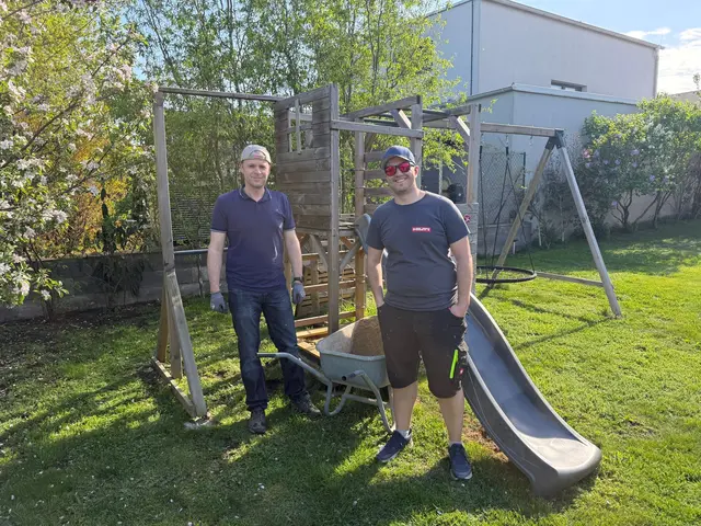 Michael Sommer und Gemeinderat Johannes Stefl (VP) mit frischem Sand | Foto: VP Sommerein