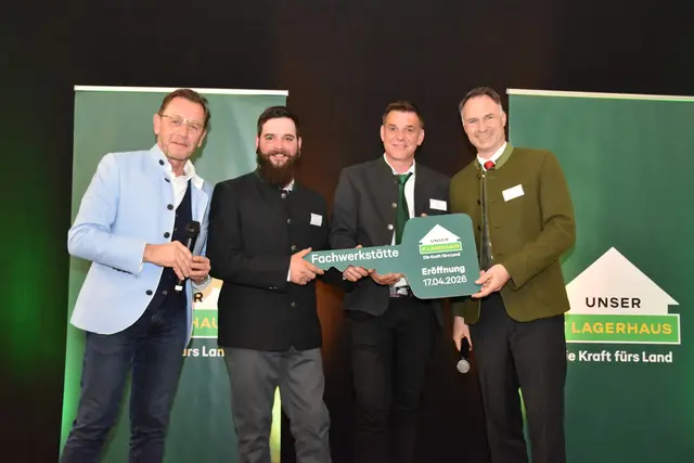 v.l.: Hubert Schenk, Werkstättenleiter Aaron Moll, Technik-Profiverkäufer Simon Moll und Geschäftsführer Markus Furtenbacher bei der feierlichen Eröffnung. | Foto: „Unser Lagerhaus“ WHG