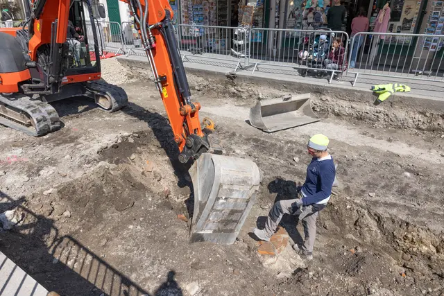 Die erste Bauphase läuft bis Juli. Nach der Sommerpause werden die Arbeiten dann im September fortgesetzt und im November abgeschlossen. Im Anschluss daran stehen dann mit den Bereichen vom Mozartplatz Richtung Rudolfskai und zur Kaigasse die letzten Teilstücke auf dem Plan. Die Bauarbeiten sollen 2028 abgeschlossen werden.   | Foto: Stadt Salzburg/Wildbild/Doris Wild