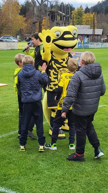 Auch das Maskottchen Schalamander ist bereit für das heiße Duell. | Foto: FC Mölltal