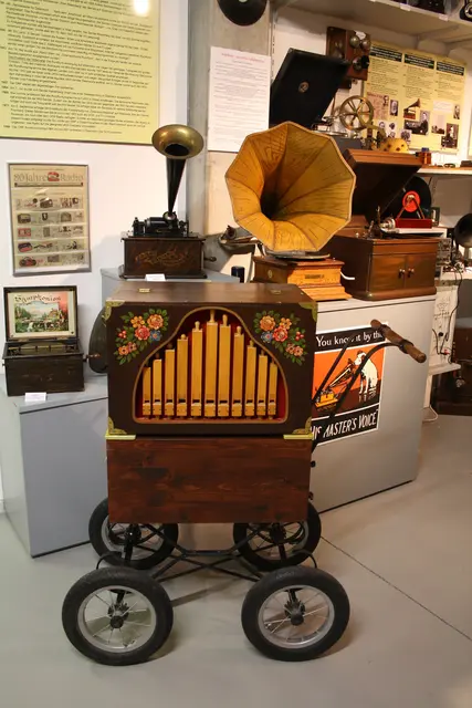Im Museum in der Schule und Radiomuseum in Taufkirchen an der Pram können Interessierte am 3. Mai 2026 um 15 Uhr bei einer Spezialführung und kostenlosem Eintritt die interessantesten Ausstellungsstücke kennenlernen. | Foto: Adolf Spitzenberger
