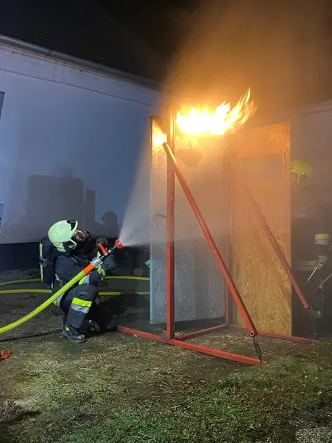Unter realistischen Bedingungen übten die Florianis das Öffnen von Brandraumtüren.
