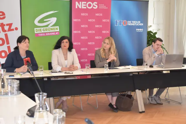 Geschlossenes Auftreten im Rokokosaal: Vertreter von FPÖ, Liste Fritz, Grünen und NEOS präsentierten ihren gemeinsamen Fünf-Punkte-Plan zur Stärkung der Tiroler Jugendpolitik. | Foto: MeinBezirk/Rebeiz