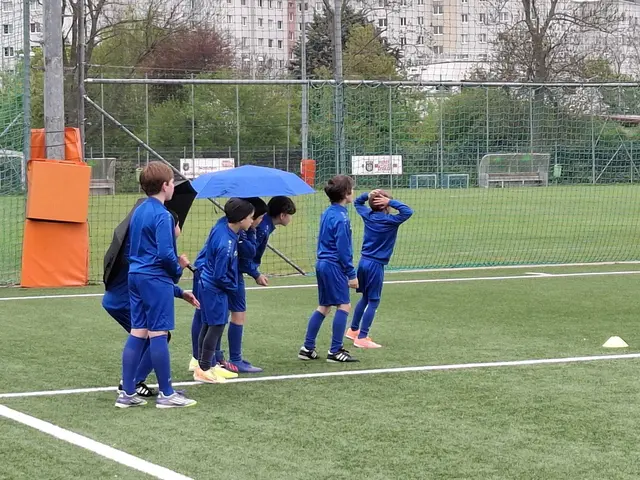 Regen, Schnee, Sonne – alles wurscht. Die Jungs fiebern mit Lust und Laune mit. | Foto: Elisabethschule / MIA Verein