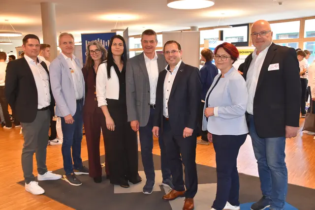 Beim diesjährigen Karrieretag in der HTL Pinkafeld fanden sich auch wieder Vertreterinnen und Vertreter der Wirtschaftskammer ein. | Foto: MeinBezirk/Michael Strini