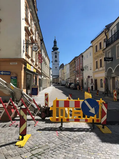 Nach dem Fernwärme-Ausbau im vergangenen Jahr wird in den nächsten Wochen die ursprüngliche Fahrbahnoberfläche wiederhergestellt. | Foto: Stadtgemeinde Freistadt