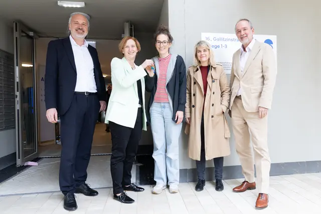 Schlüsselübergabe bei ARWAG (v.l.n.r.): Christian Raab, Elke Hanel-Torsch, Mieterin, Stefanie Lamp und Thomas Drozda.  | Foto: Alissar Najjar