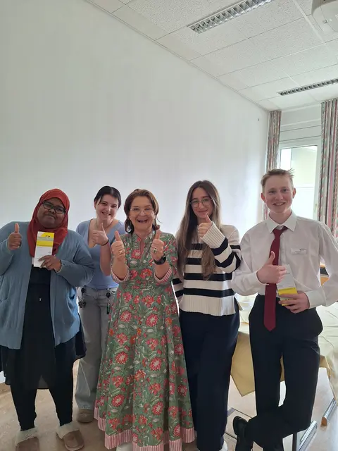 Direktorin Barbara Alzner (Mitte) und Schülerinnen und Schüler freuen sich über den Erfolg der Typisierungsaktion an der Landesberufsschule Obertrum. | Foto: Landesberufsschule Obertrum