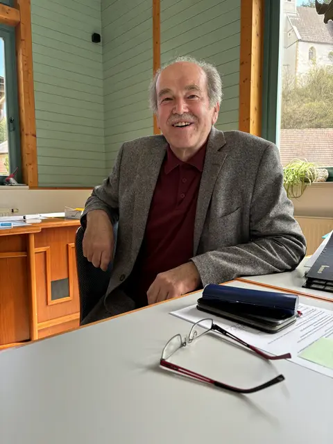 Bürgermeister Hubert Zinner ist über das Projekt in seiner Gemeinde natürlich erfreut. | Foto: MeinBezirk/Angelika Kern