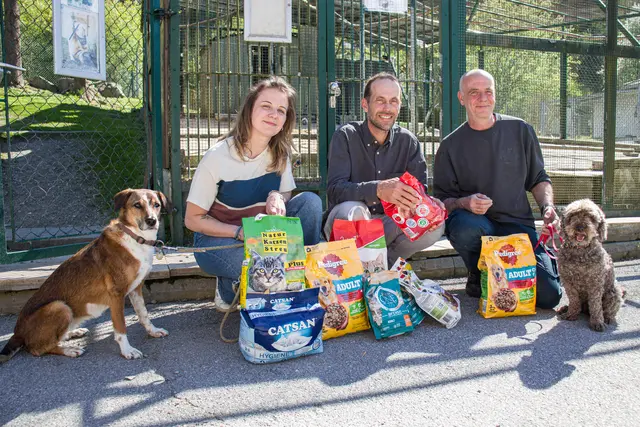 MPREIS hilft Tierheim Mentlberg mit großer Futterspende