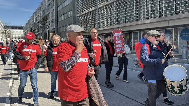 Mit Trommeln, Trillerpfeifen und Fahnen zog der Demozug ins Regierungsviertel ein | Foto: Lauren Fahrenberger / MeinBezirk