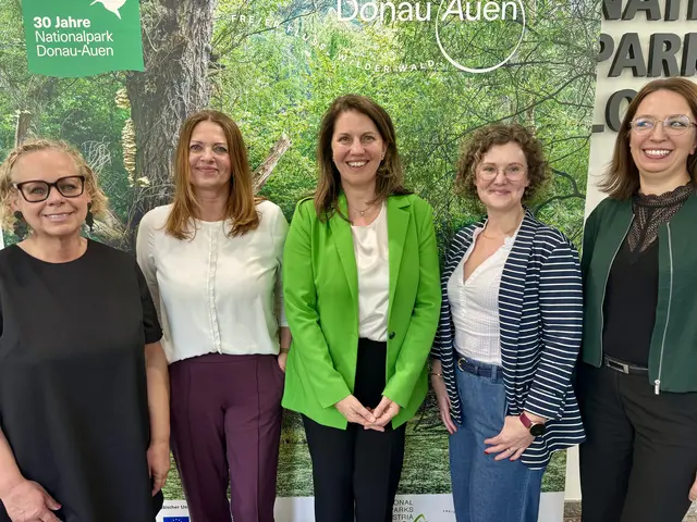 Gabriele Preisinger, Margit Neubauer, Daniela Wagner und Franziska Köck vom Regionalentwicklungsverein Römerland-Carnuntum mit Nationalparkdirektorin Edith Klauser | Foto: MeinBezirk/Birgit Bachhofner