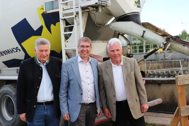 Der Beton war angerichtet, die Maurerkellen lagen bereit für Verbandsobmann Erich Gosch (Bildmitte) und die Ehrenobmänner Willi Rohrer (Obmann 2015-2025) und Adolf Pellischek (Obmann 1995-2015). | Foto: Edith Ertl