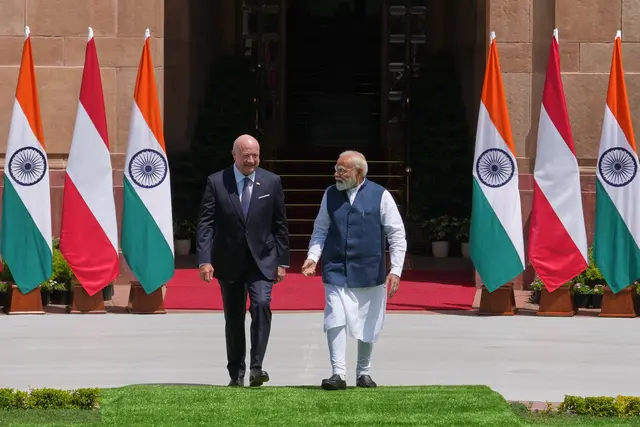 In der ersten Folge des neuen Podcasts steht Bundeskanzler Christian Stocker (ÖVP) im Mittelpunkt. Thema ist unter anderem sein jüngster mehrtägiger Besuch in Indien. Im Foto: Stocker und Indiens Premierminister Narendra Modi. | Foto: APA-Images / AP / Manish Swarup