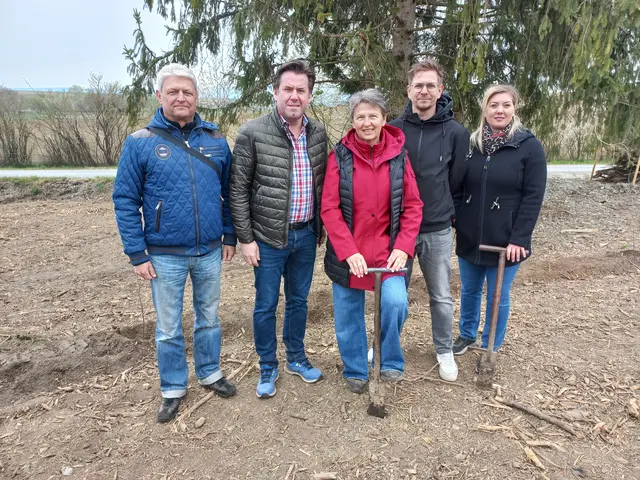 Direktor Andreas Bencsics (links) und Bürgermeister Bernhard Herics (2.v.l.) mit Lehrerinnen und Lehrer. | Foto: MMS Großpetersdorf