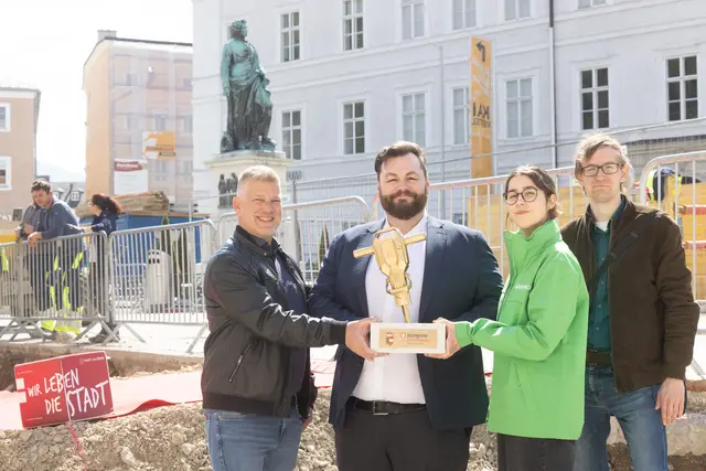 Die erste Bauphase läuft bis Juli. Nach der Sommerpause werden die Arbeiten dann im September fortgesetzt und im November abgeschlossen. Im Anschluss daran stehen dann mit den Bereichen vom Mozartplatz Richtung Rudolfskai und zur Kaigasse die letzten Teilstücke auf dem Plan. Die Bauarbeiten sollen 2028 abgeschlossen werden.   | Foto: Stadt Salzburg/Wildbild/Doris Wild