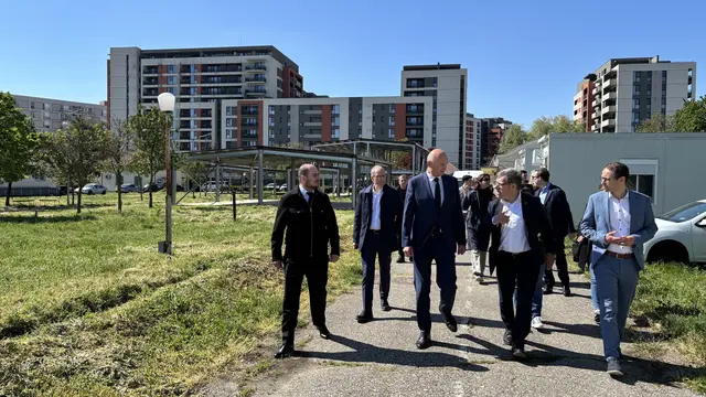 Unterwegs am Außengelände des Unterkunftszentrums für Asylsuchende in Temeswar. Zum Zeitpunkt des Besuches war es relativ ruhig – der Zustrom an Asylsuchenden ist in den vergangenen Jahren stark rückläufig. | Foto: MeinBezirk OÖ