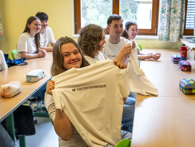 Die Lebensretter erhalten ein T-Shirt als Dankeschön durch Caritas-Direktor Hannes Ziselsberger und Helmuth Sturm, Leiter Abteilung Schulen &amp; Kindergärten des Landes Niederösterreich | Foto: Caritas der Diözese St. Pölten