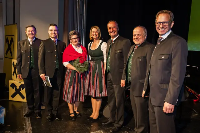 Margarethe Auinger wurde für 35-jährige Treue geehrt. | Foto: MeinBezirk/Stefan Verderber, RB/Anita Hartleb