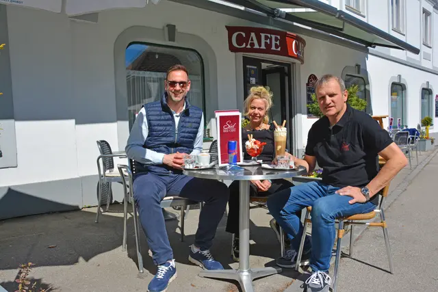 Wirtschaftsstadtrat Thomas Weiss sowie Roswitha und Siegfried Wagner laden zum Start der Schanigartensaison ins Café Süd ein. | Foto: Stadtgemeinde Zwettl