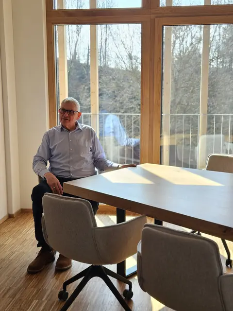 Leo Riebenbauer ist sichtlich zufrieden mit der Ausstattung seines neuen Firmensitzes in Pinggau.  | Foto: Lisa Henrich