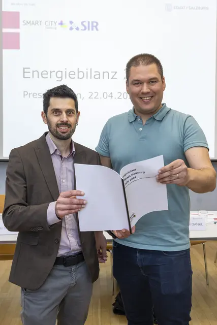 Energieexperte Oskar Mair am Tinkhof (SIR), Energiekoordinator Christoph Hillebrand | Foto: Stadt Salzburg/Wildbild/Rohrer