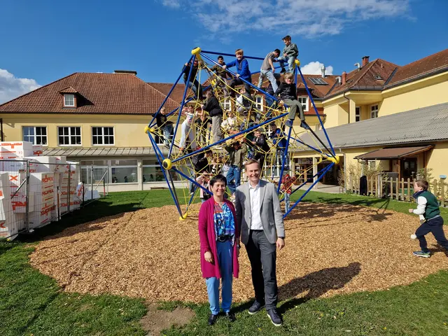 Direktorin Christine Kerschbaummayr mit Bürgermeister Markus Ringhofer. | Foto: VS Kirchdorf