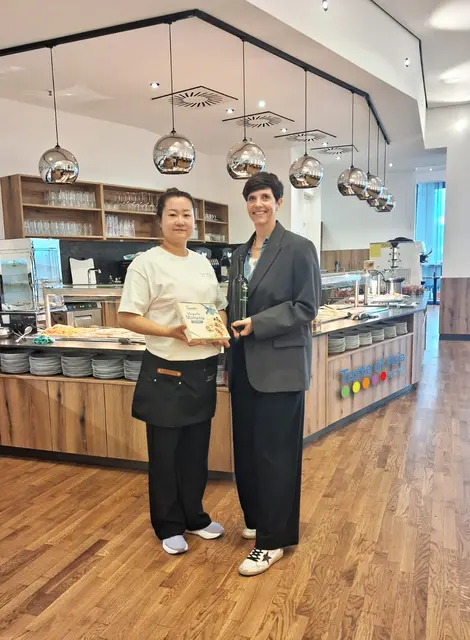 Centerleiterin von Shopping Nord, Heike Heinisser feierte die Eröffnung des neuen Restaurants „Taste of Asia“. | Foto: Foto Shopping Nord