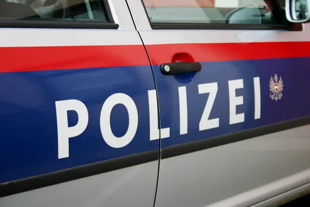 Zwei Autos frontal zusammengekracht