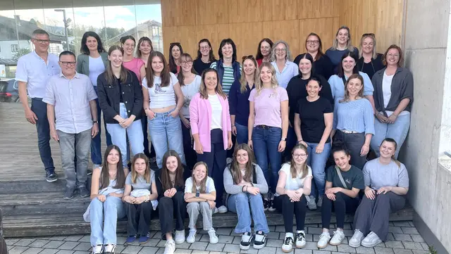 Die Marketenderinnen waren im Schießstand - Bat.-Kdt. Hans Knoflach (hinten li.) und Schießbeautragter Klaus Bucher  (hinten 2.v.l.) gratulierten. | Foto: Theresa Lair