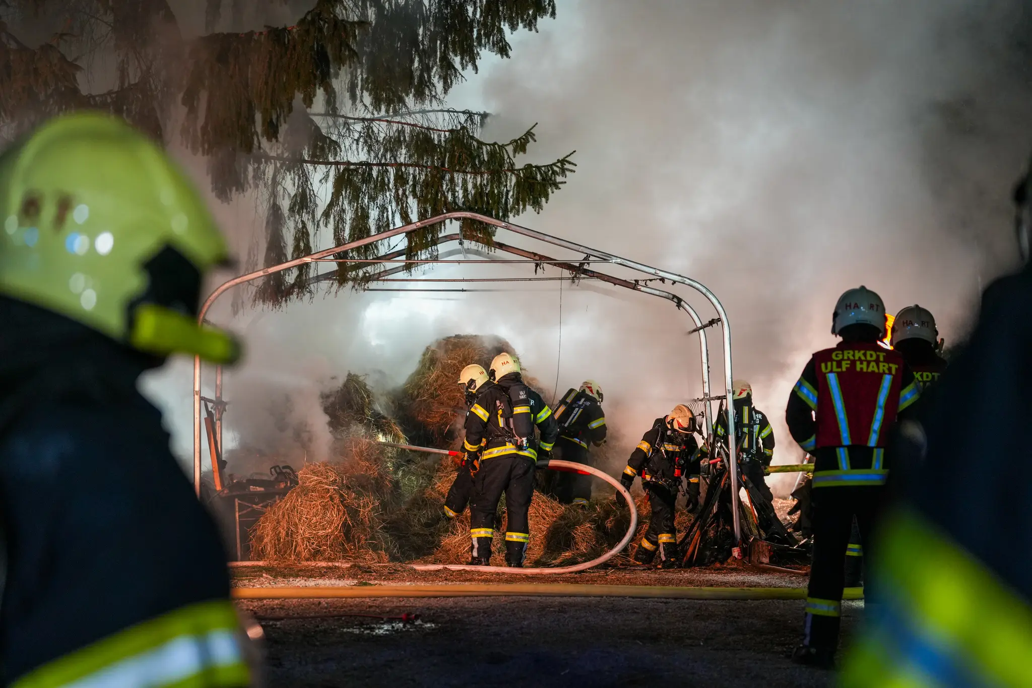 Großbrand in Leonding: Dichter Rauch über Leonding – Heulager stand in ...