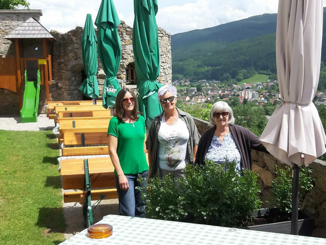 Obfrau Eveline Mautner (links) wird von einem Team aus Funktionären und freiwilligen Helferinnen und Helfern im Verein unterstützt. | Foto: Burgverein