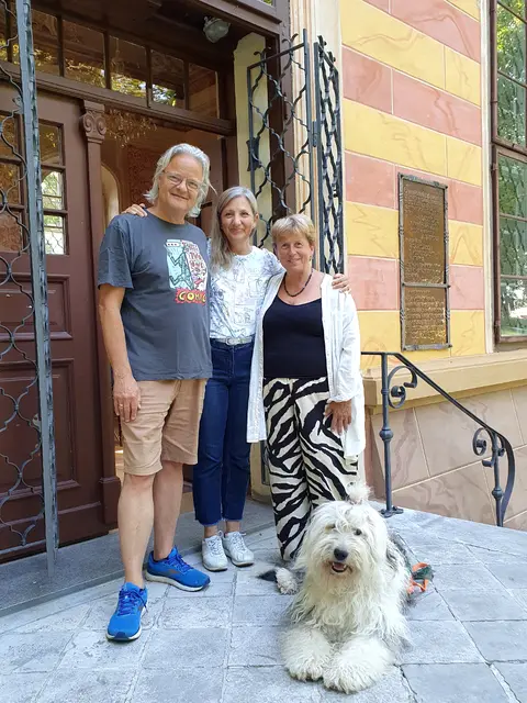 Jochen und Anna Meyer mit Christiane Descamps und Boo Boo vor dem Parkschlössl beim Austriatoon Comicfestival | Foto: Jochen Meyer