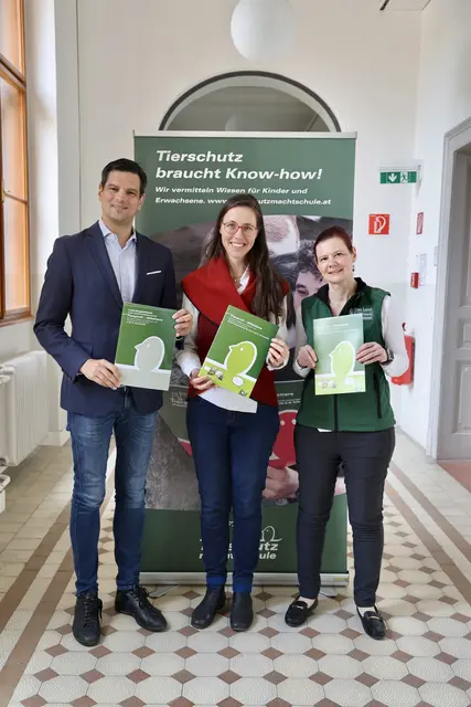 Tierschutzlandesrat Hannes Amesbauer, Geschäftsführerin von „Tierschutz macht Schule“ Lea Mirwald und Tierschutzombudsfrau Karoline Schlögl präsentierten gemeinsam das Unterrichtsheft „Tierprofi – Wildtiere“. | Foto: Land Steiermark/PB Amesbauer