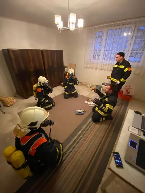 Nach der Übung wurden die Geräte im Feuerwehrhaus überprüft.