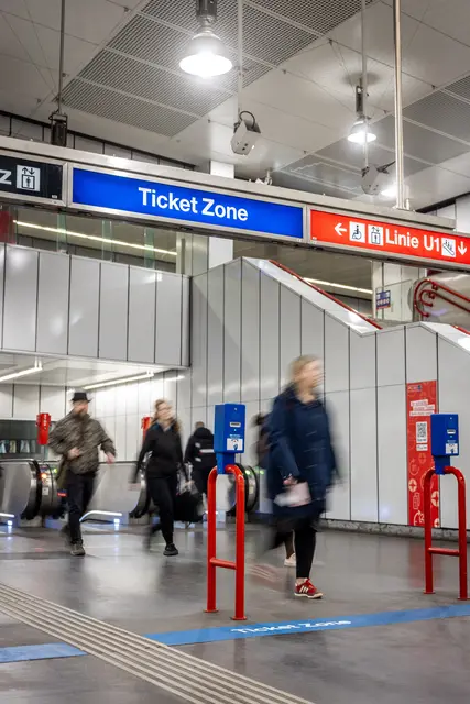 Am Hauptbahnhof sind diese auf dem Weg zum U1-Stationsbereich sowie kurz vor der Rolltreppe nach unten sowohl als Bodenmarkierung als auch als blaue Beschilderung sichtbar. | Foto: Wiener Linien/ Maximilian Döringer