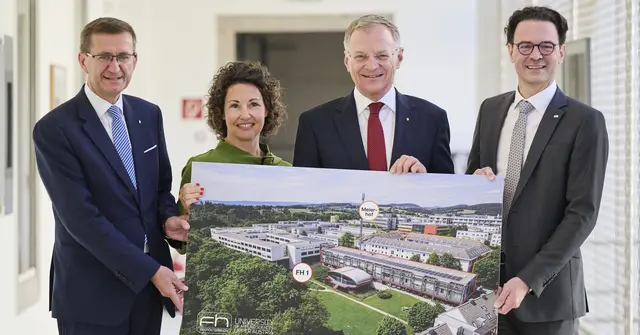 Von links: Landesrat Markus Achleitner, Isolde Perndl, Kaufmännische Geschäftsführerin der FH OÖ, Landeshauptmann Thomas Stelzer, FH-OÖ-Präsident Michael Rabl. | Foto: Land OÖ/Peter Mayr