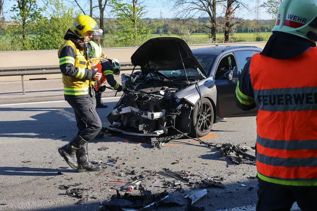 Personenrettung auf der Welser Autobahn nach Crash von drei Pkw – Rettungsgasse versagte. | Foto: laumat.at