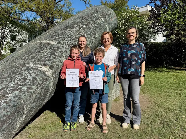 Markus Wieninger mit Klassenlehrerin Melanie Pipal, Lukas Wieninger mit Klassenlehrerin Gudrun Müller, Schulleiterin Martina Hadwiger | Foto: VS Schönegg