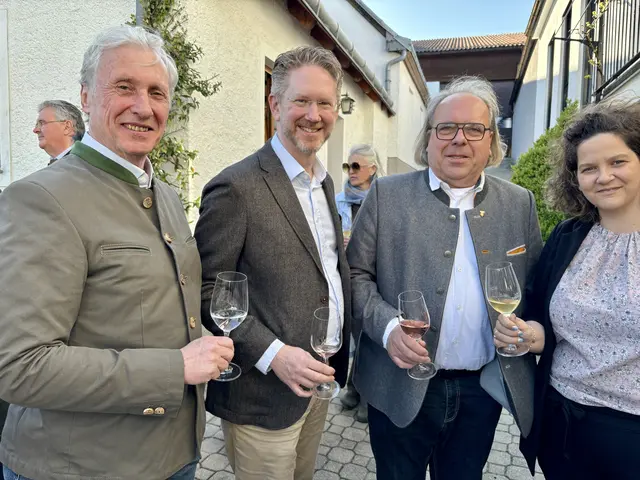 Altbürgermeister Gerhard Schödinger, Michael Engel, Horst Pelzmann und Daniela Koller im Weingut Netzl | Foto: MeinBezirk/Birgit Bachhofner