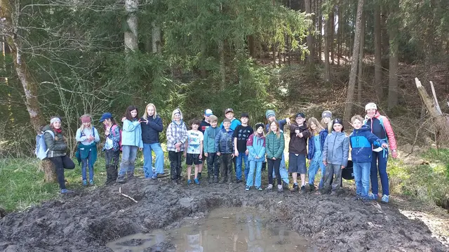 Um die heimische Gelbbauchunke zu unterstützen haben die Viertklässler:innen der Volksschule Ungenach einen kleinen Tümpel ausgehoben und mit Wasser befüllt. | Foto: J. Kropfberger