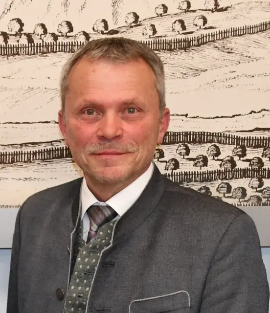 Bürgermeister Fritz Sperl ist zuversichtlich, am Freitag gibt es grünes Licht zur unbedenklichen Verwendung des Trinkwassers in Umkreis des Hauptplatzes. | Foto: Anita Galler