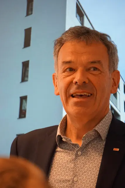 Bürgermeister-Stellvertreter Georg Willi bei der Eröffnung der neuen Samariterbund-Dienststelle in Innsbruck. Der neue Standort stärkt die Rettungs- und Sozialversorgung in der Landeshauptstadt. | Foto: MeinBezirk/SPRENGER