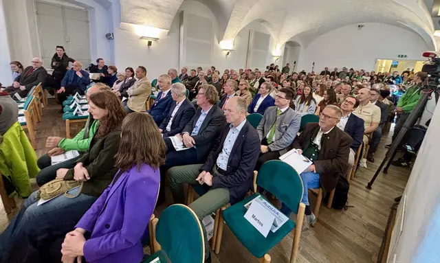 Der Festsaal in Schloss Orth war bis zum letzten Platz gefüllt.  | Foto: MeinBezirk/Birgit Bachhofner