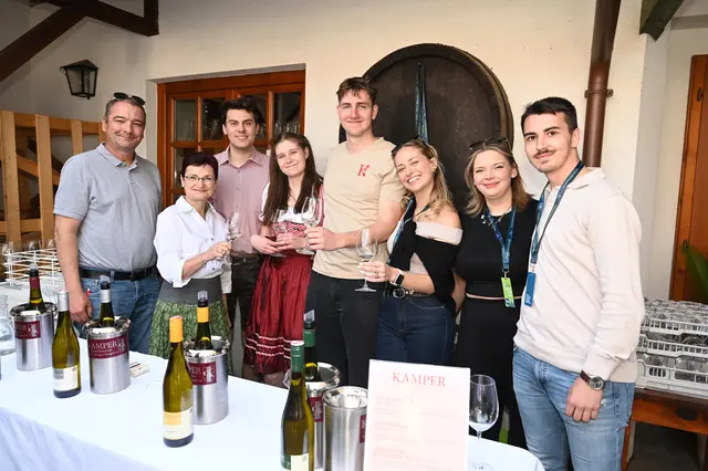 Traditioneller Weinstieg läutete den Frühling ein